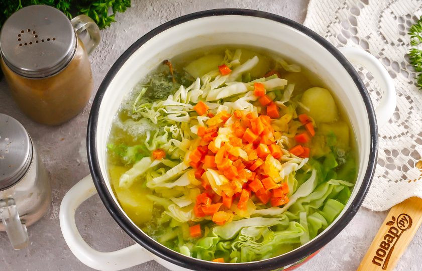 1. Этап. Молочный суп с капустой и картофелем: Туда же добавьте овощную зажарку, соль и овощную приправу. Проварите примерно 3-5 минут до мягкости капусты. В это время прогрейте молоко примерно до 50 градусов в микроволновке или ковше.