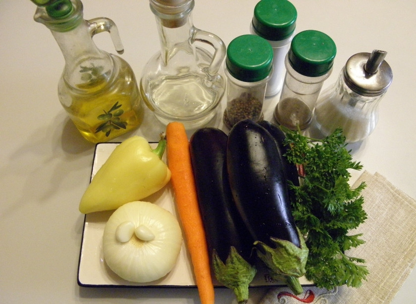 1. Этап. Синенькие с морковкой по-корейски на зиму: Подготовьте необходимые продукты. Овощи тщательно вымойте, очистите лук, морковь и чеснок. Болгарский перец освободите от семян. У баклажанов отрежьте хвостики.