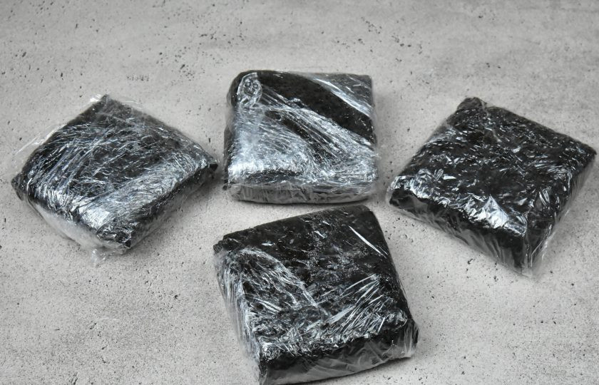 1. Этап. Суши сэндвич с креветкой: Каждую заготовку заверните в пищевую пленку. Листья нори увлажнятся, станут более эластичными и сэндвич будет легко разрезать пополам.