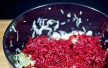 1. Этап. Салат из капусты со свеклой: Свеклу почистите, натрите на мелкой терке и добавьте к капусте.