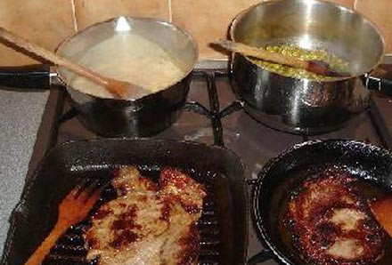 1. Этап. Филе в Английском стиле Эссекс: Доводим соус из горошка и перца до кипения.