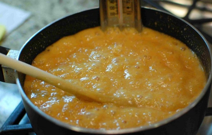 1. Этап. Домашняя помадка: 4. Доведите смесь до кипения и варите на слабом огне, периодически перемешивая около 20 минут.