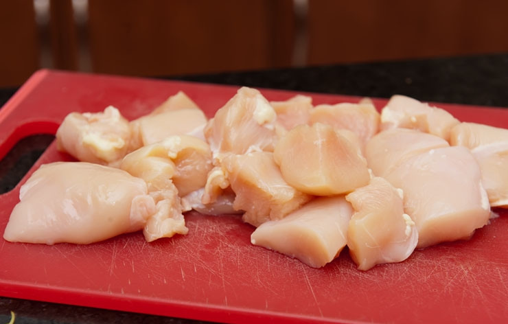 1. Этап. Курица с лаймом: Нарежьте филе на не большие кусочки. Так же филе можно готовить и целиком, все зависит от ваших предпочтений.