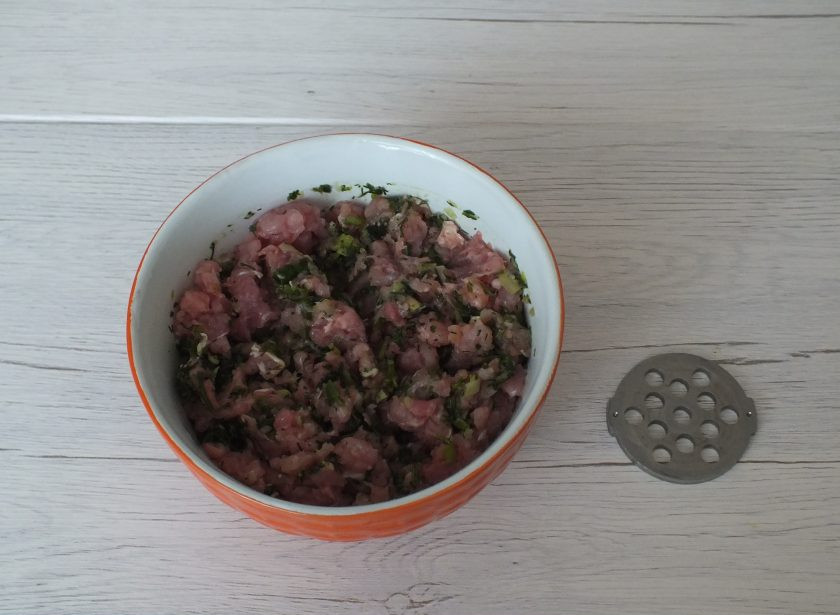 1. Этап. Фаршированная голень индейки в духовке: Мясо индейки перекрутите на мясорубке с крупной решеткой. Добавьте чеснок и зелень.