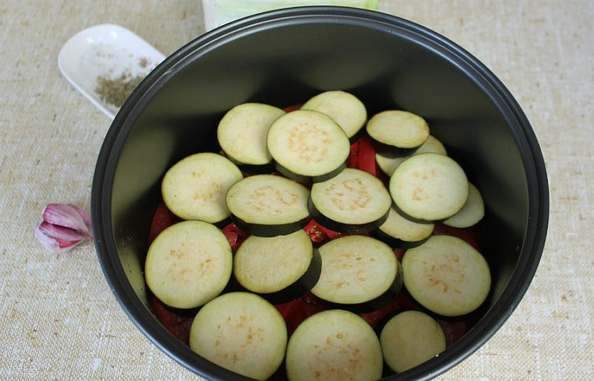 1. Этап. Домляма в мультиварке: На помидоры кладем кружочками порезанный баклажан.