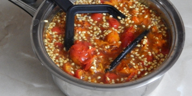 1. Этап. Сироп из плодов шиповника: Через 10 минут, измельчаем плоды толкушкой. Оставляем еще на 10 минут.