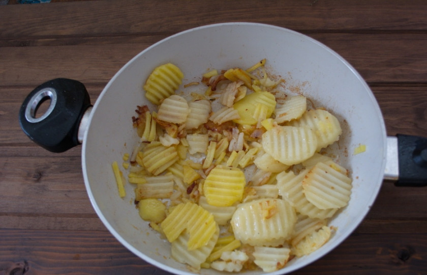 1. Этап. Свинина с картошкой на сковороде: На другой сковороде обжариваем картофель отдельно (просто на масле).