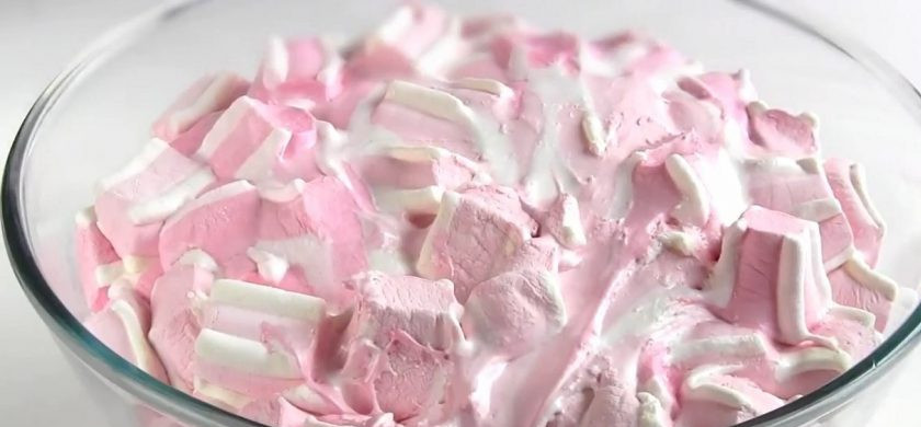 1. Этап. Торт без выпечки из маршмеллоу и творога: 3. Маршмеллоу слегка прогрейте в микроволновке - он должен увеличиться в два раза. Добавьте к нему творожную массу, лимонный сок и взбейте миксером до однородности.