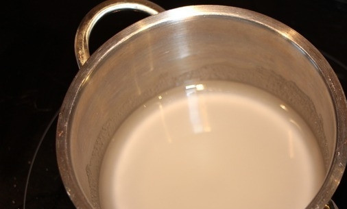 1. Этап. Пирожное Вишнёвый ноктюрн: Агар-агар залейте 100 мл кипячёной воды. Оставьте его на 15 минут. Затем нагрейте жидкость и кипятите её в течение 5-8 минут, помешивая до полного растворения.