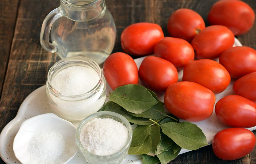 1. Этап. Помидоры с вишневыми листьями на зиму: Подготовьте ингредиенты. Помидоры используем сорта 