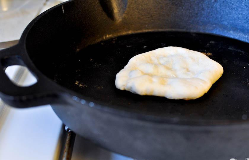 1. Этап. Домашние лепешки наан: 6. Нагреть сковороду с толстым дном, выложить наан влажной стороной вниз и накрыть ее крышкой. Готовить около 30 секунд, пока не увидите пузырьки на лепешках.