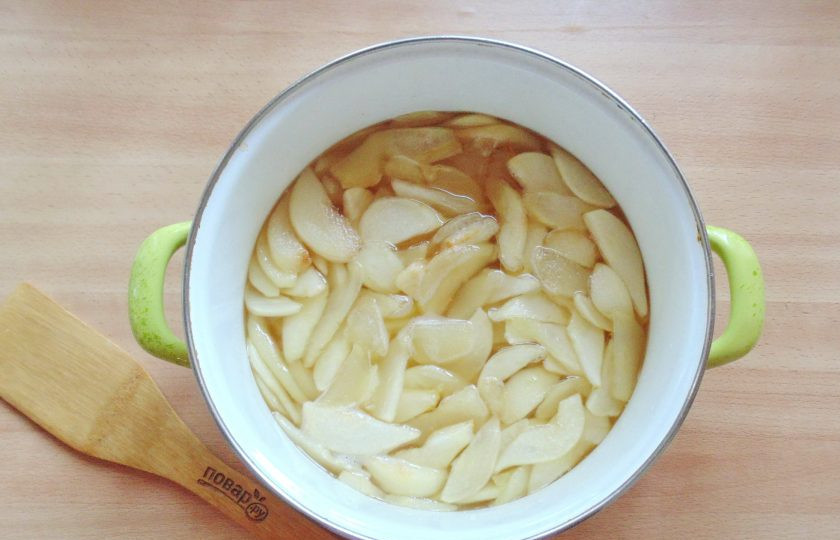 1. Этап. Варенье из груш с орехами: Затем поставьте кастрюлю на огонь, доведите до кипения груши с сиропом и на минимальном огне варите 20 минут, не забывая снимать пену. Снимите варенье с огня и дайте постоять три часа.