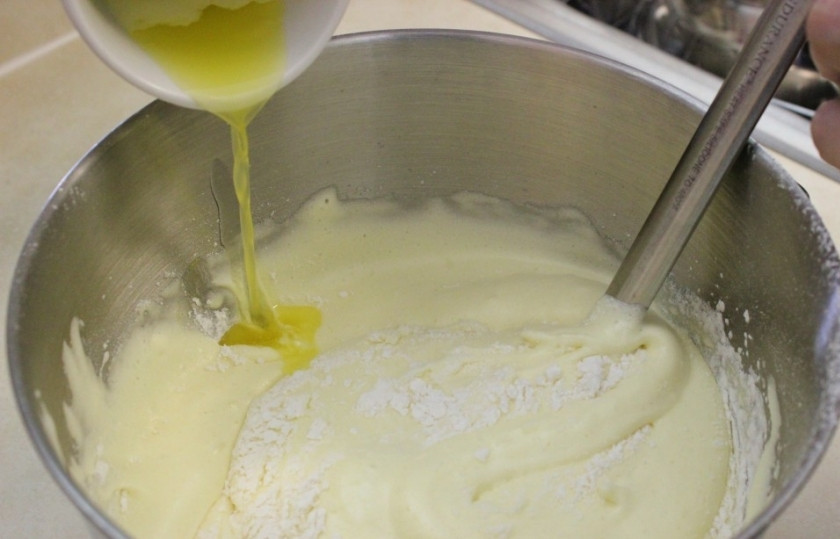 1. Этап. Рулет бисквитный с ягодами: 7. Масло растопите до жидкого состояния. Во взбитые яйца добавьте просеянную муку и щепотку соли. Помешивая, введите растопленное масло.