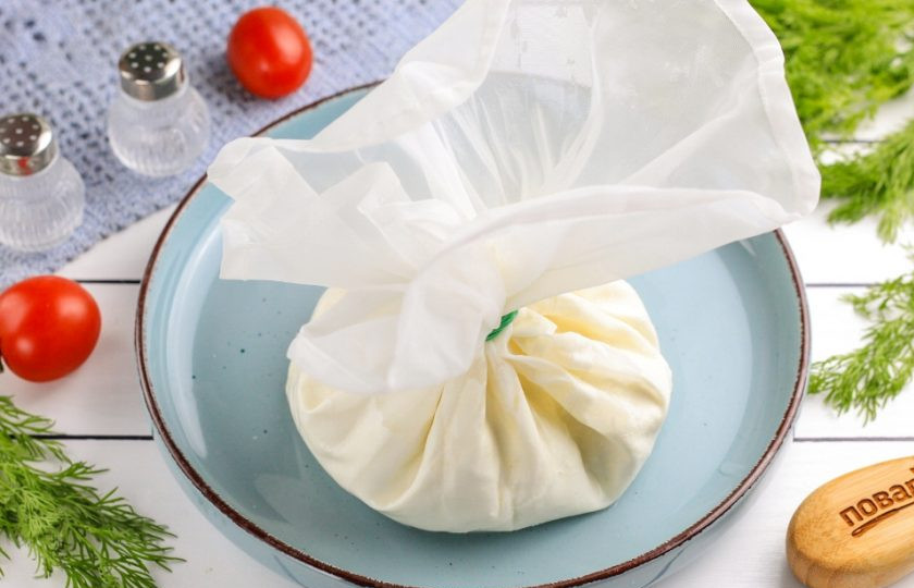 1. Этап. Сыр адыгейский: Заверните массу в виде колобка и подвесьте на раковину, чтобы стекла лишняя сыворотка.