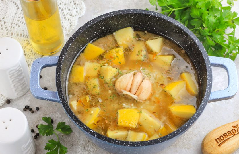 1. Этап. Плов с айвой и говядиной: Всыпьте приправу для плова и выложите чеснок. Накройте емкость крышкой и готовьте плов на минимальном нагреве примерно 30-35 минут. Время варки напрямую зависит от сорта риса.