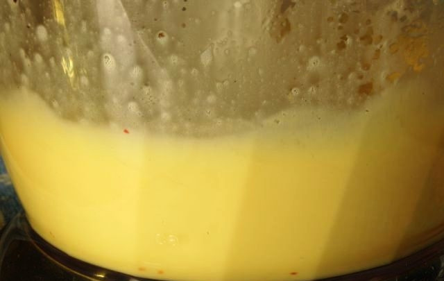 1. Этап. Майонез на перепелиных яйцах: Теперь добавляем 2 ч.л. масла, взбиваем еще 10 секунд. Постепенно дозу масла увеличиваем.