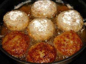 Grechaniki 1. Stage. Grechaniki: Form cutlets from minced meat, breaded them in flour and fry the resulting grechaniks in vegetable oil from two sides until golden brown.
