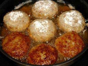 1. Stage. Grechaniki: Form cutlets from minced meat, breaded them in flour and fry the resulting grechaniks in vegetable oil from two sides until golden brown.