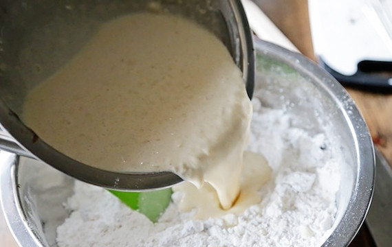 1. Этап. Пончики Орео: 3. Объедините сухую смесь с жидкой и получите тесто.