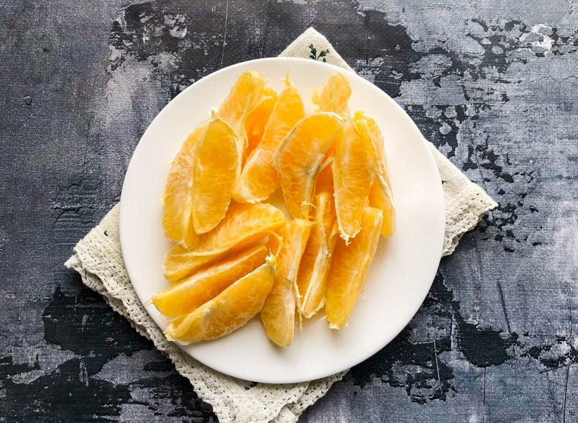 1. Этап. Варенье из бананов и апельсинов: Апельсин хорошо помойте, очистите от кожуры, разделите на дольки и удалите косточки, если они есть.