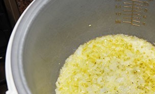 1. Этап. Печеночный паштет в мультиварке: 3. Забрасываем в чашу мультиварки лук, обжарив его немного на растительном масле в режиме 