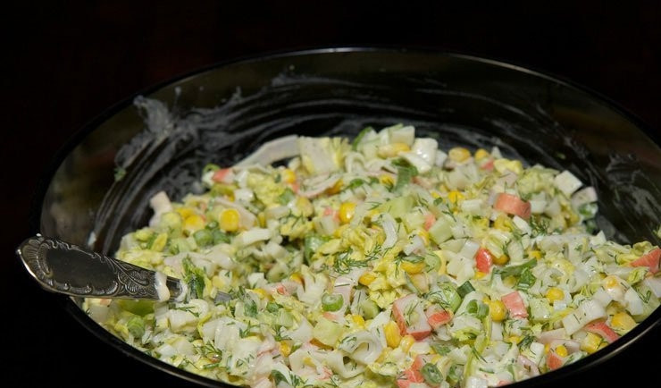 1. Этап. Крабовый салат: Салат заправьте майонезом и солью. Приятного аппетита!