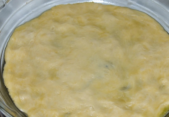 1. Этап. Торт Микадо: Форму для выпечки смазываем маслом и помещаем в нее одну часть теста. Разминаем ее руками в лепешку. Выпекаем в духовке 10 минут, температура 200 градусов. Корж остудите и аккуратно переложите на тарелку.