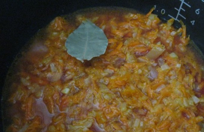 1. Этап. Гуляш из курицы в мультиварке: 7. Лавровый лист положите сверху и залейте все 100мл воды. После этого нужно выбрать соответствующий режим на мультиварке. На своем оборудовании я выставляла функцию 