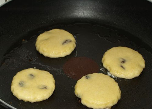 1. Этап. Печенье домашнее на сковороде: Обжариваем на сковородке в небольшом количестве масла с двух сторон. Жарить следует на среднем огне до появления румяной корочки.