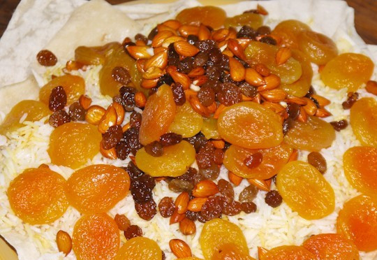 1. Этап. Плов азербайджанский с сухофруктами: По сути, наш плов готов, и мы можем подавать его к столу. Но если делать все как положено, то нам необходимо нагреть керамическое блюдо и выложить на него плов, а на сам плов выкладываем сухофрукты и орехи. Вот теперь можно приступать к дегустации настоящего азербайджанского плова с сухофруктами. Приятного всем аппетита!