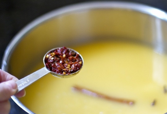 1. Этап. Филе утки в апельсиновом соусе: 1. В кастрюле соедините сок апельсина и лимона, добавьте специи и поставьте на огонь.