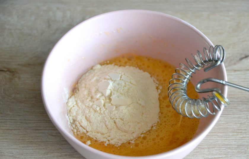 1. Этап. Рисовый пирог с вишней: Всыпьте к яично-сахарной смеси муку.