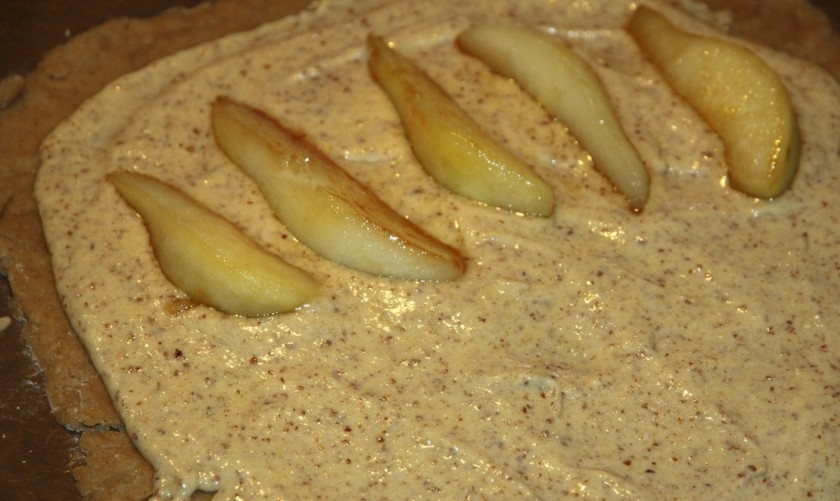 1. Этап. Грушевый пирог с франжипаном: Охлажденные кусочки груш по одной выложите на франжипан, немного вдавите их.