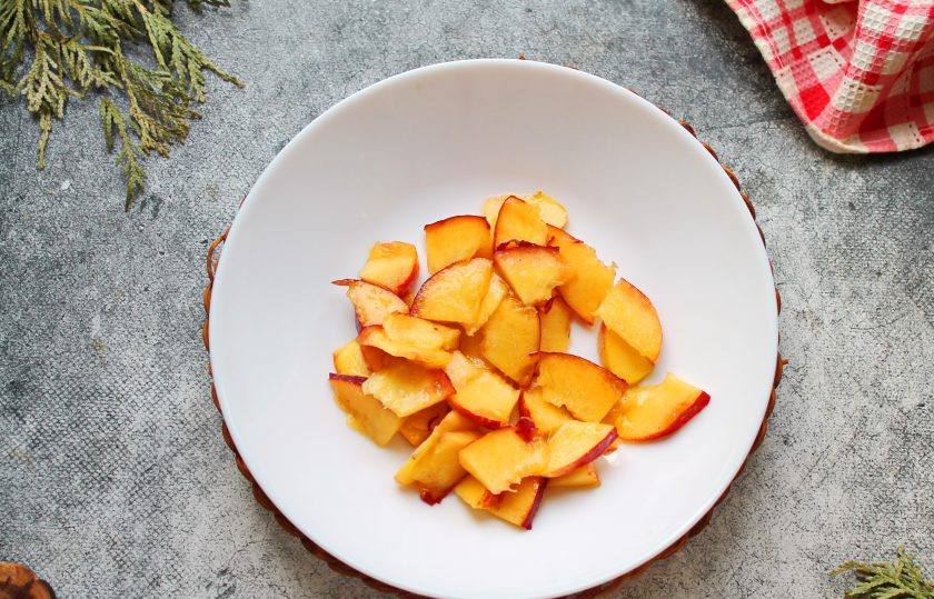 1. Этап. Салат из дыни и нектарина: Нектарин разрежьте пополам, удалите зернышко и порежьте на дольки. Выложите нектарин в салатник.