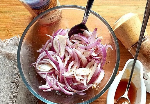1. Этап. Луковый салат: Перемешиваем. Делаем заправку. В какой-то посуде соединяем уксус из красного вина (или яблочный) с мёдом, красным жгучем перцем, порубленным мелко чесноком.