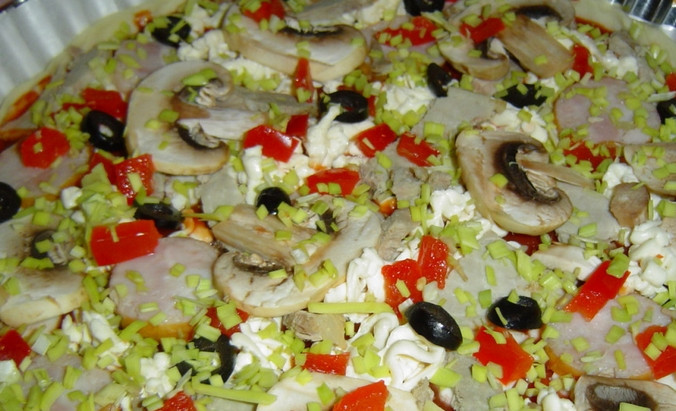 1. Этап. Сырная пицца: Теперь добавьте порезанный болгарский перец, маслины и измельченный лук (по желанию). Присыпьте любимыми специями.