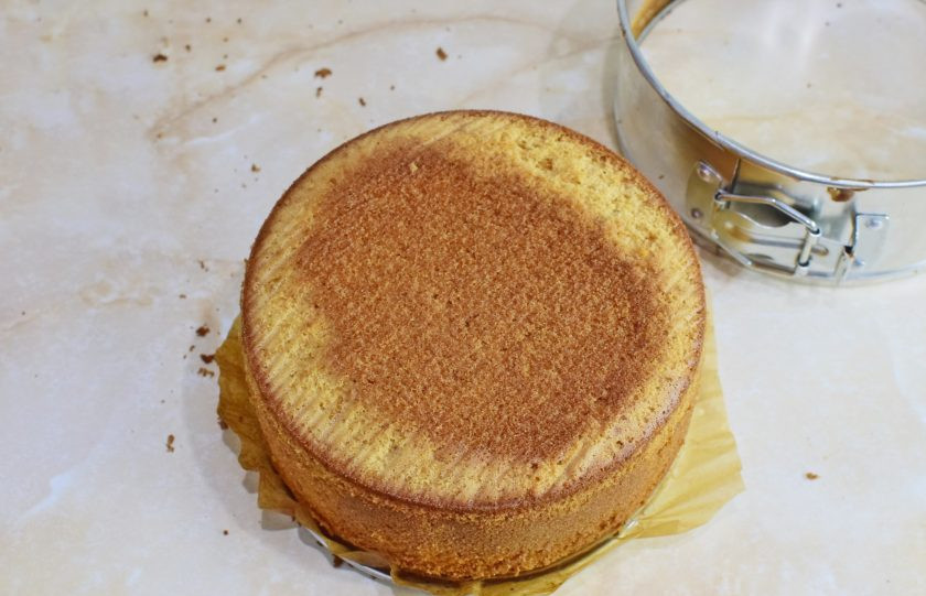 1. Этап. Бисквит в разъемной форме: Оставьте бисквит постоять в форме минут 20. Затем снимите бока и сам бисквит переверните. Остудите.