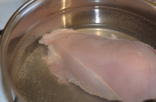 1. Этап. Прозрачный куриный бульон: 2. Помещаю грудку в кастрюлю, заливаю ее холодной водой, отправляю кастрюлю на огонь.