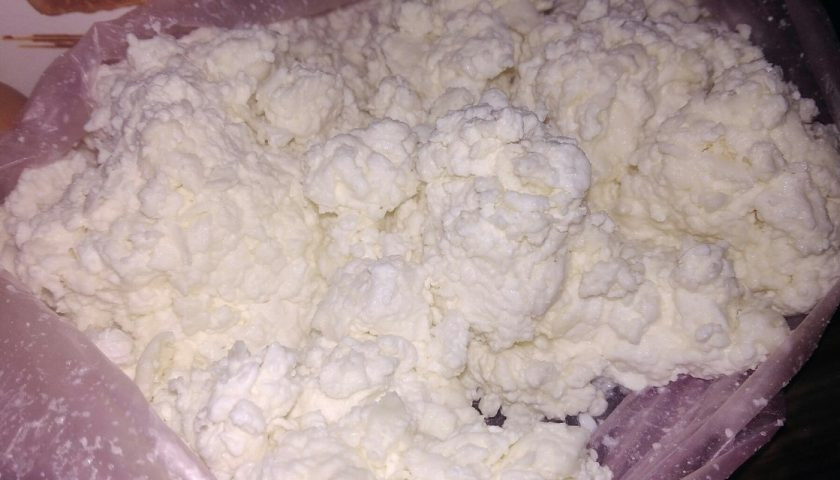 1. Этап. Сырники из домашнего творога: 2. Домашний творог в основном крупнозернистый, его можно протирать через сито. Я люблю использовать творог не перетертым.