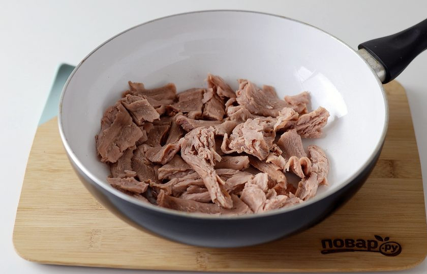 1. Этап. Соевое мясо в томатном соусе: В сковороде обжарьте соевые кусочки до хрустящей корочки с двух сторон. Во время жарки прижимайте их лопаточкой, чтобы выпарилась вся жидкость.