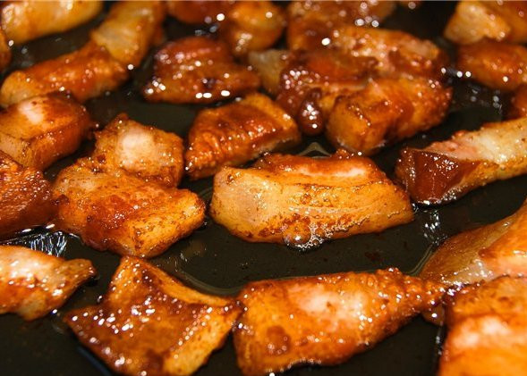 1. Этап. Бануш гуцульский: На среднем огне обжариваем-стапливаем сало до получения хрустящих кусочков. Раскладываем кашу по тарелкам, поливаем жиром с шкварками и посыпаем раскрошенной брынзой.