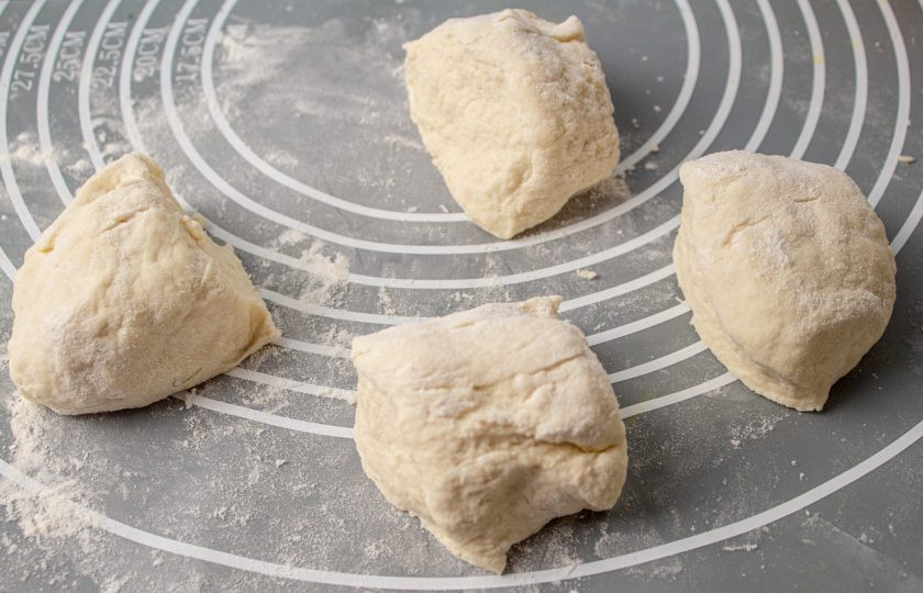 1. Этап. Молдавские плацинды: Отдохнувшее тесто разделите на 4-5 частей.