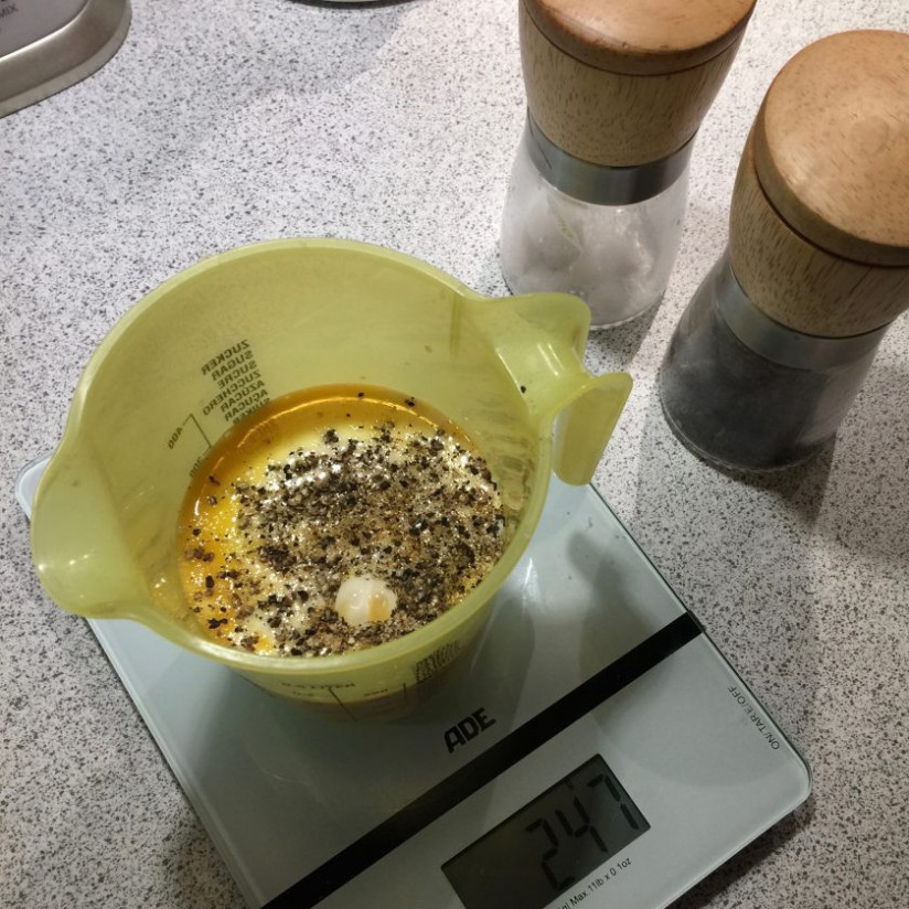 1. Этап. Спагетти с соусом Карбонара: 1. Сыр натрите на крупную терку, выложите его в чашу, добавьте размешанные куриные желтки, сливки, соль и перец, перемешайте.