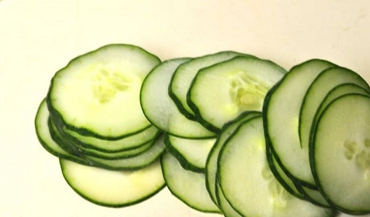 1. Этап. Закуска из огурца и цукини: 1. Вымойте, обсушите и нарежьте тонкими ломтиками огурцы.