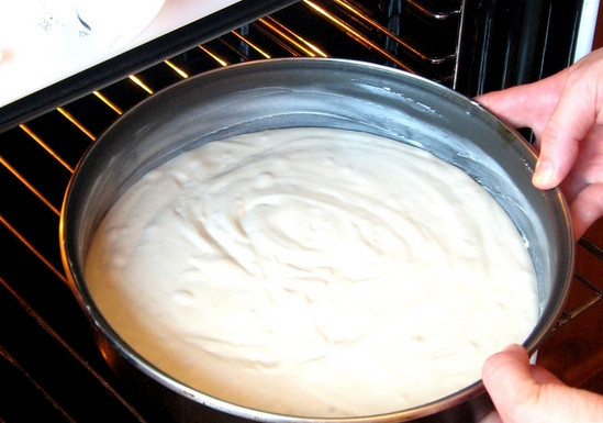 1. Этап. Самый быстрый бисквитный торт: Форму для запекания смазываем маслом. Вливаем тесто и ставим в теплую духовку, чтобы тесто немного поднялось. Затем выпекаем минут 15-20 при температуре 180 градусов.