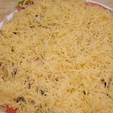 1. Этап. Салат Морской коктейль: Посыпаем тертым сыром.