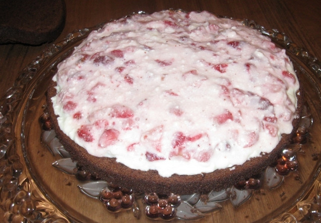 1. Этап. Торт Клубника и шоколад: 3. Для крема теперь разведем желатин и смешаем со сливками, дальше добавляем по очереди творог, сахар и делаем однородный крем. Дальше делим его на две части. В одну добавим клубнику и размажем по первому коржу этот крем.