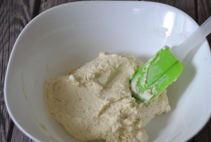 1. Этап. Сырники из рикотты: Хорошо размешайте тесто до однородного состояния, дайте ему постоять несколько минут.