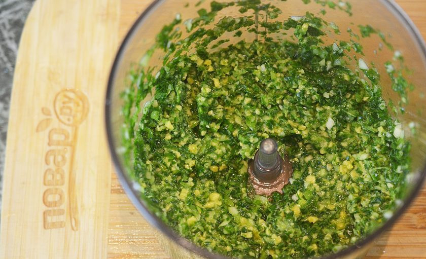 1. Этап. Сосиски-гриль с соусом песто из руколлы: Еще раз пробейте блендером. Посолите, поперчите. Соус готов.