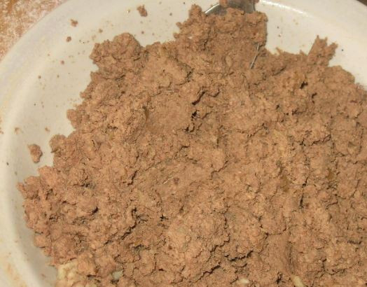 1. Этап. Вареники с печенью и картошкой: Для начинки: печень очищаем от пленок, обжариваем на масле с измельченным луком, солим и перчим. Пропускаем печень через мясорубку.